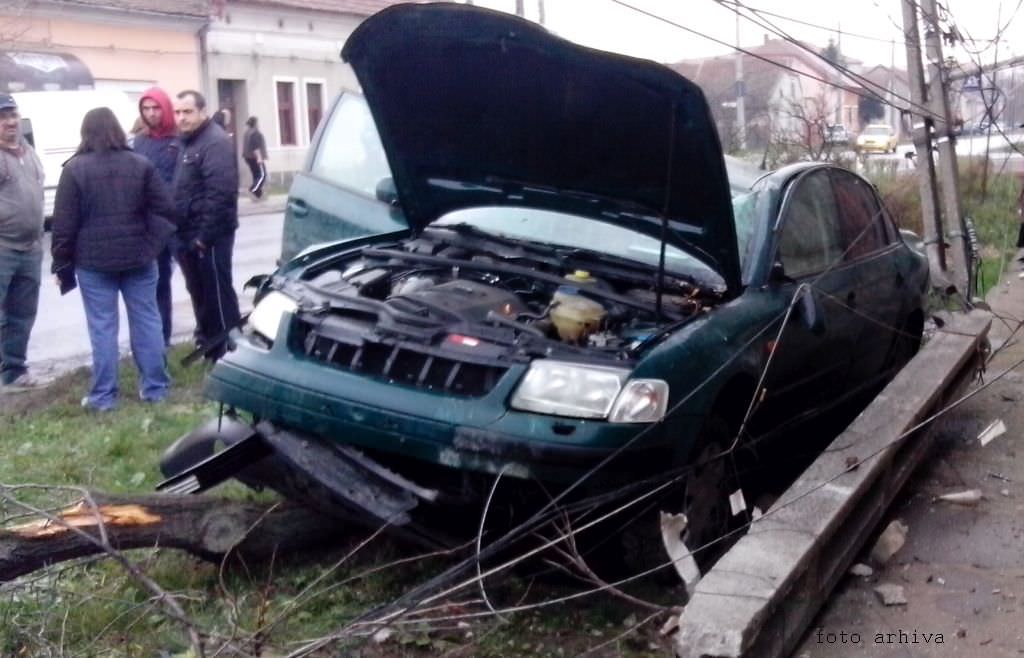 o șoferiță a intrat cu mașina într-un stâlp pe abatorului. l-a retezat!