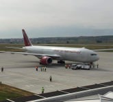 video și foto exclusiv din și cu boeing-ul 777 aterizat la sibiu. unde a mai zburat și câți ani are aeronava!