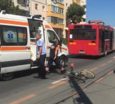 video - foto biciclist lovit de un autobuz în terezian. s-a solicitat ambulanța!