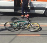 video - foto biciclist lovit de un autobuz în terezian. s-a solicitat ambulanța!