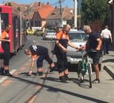 video - foto biciclist lovit de un autobuz în terezian. s-a solicitat ambulanța!