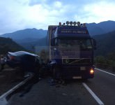 video foto accident grav cu patru victime pe valea oltului. un logan s-a tamponat violent cu un tir!