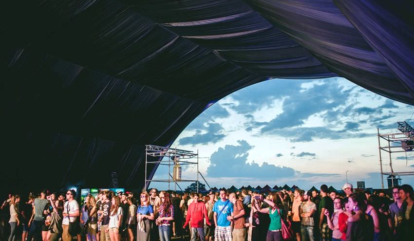 scenă techno în incinta unui hangar de aviație, la airfield festival