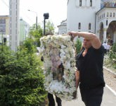 video - foto ultimul drum al lui darius dadoo într-o mare de flori albe. a plâns și cerul la plecarea spre cimitir!