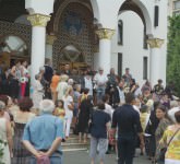 video - foto ultimul drum al lui darius dadoo într-o mare de flori albe. a plâns și cerul la plecarea spre cimitir!