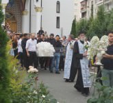 video - foto ultimul drum al lui darius dadoo într-o mare de flori albe. a plâns și cerul la plecarea spre cimitir!