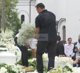 video - foto ultimul drum al lui darius dadoo într-o mare de flori albe. a plâns și cerul la plecarea spre cimitir!