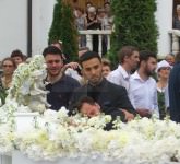 video - foto ultimul drum al lui darius dadoo într-o mare de flori albe. a plâns și cerul la plecarea spre cimitir!