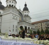 video - foto ultimul drum al lui darius dadoo într-o mare de flori albe. a plâns și cerul la plecarea spre cimitir!