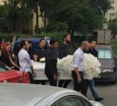 video - foto ultimul drum al lui darius dadoo într-o mare de flori albe. a plâns și cerul la plecarea spre cimitir!