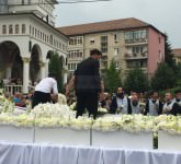 video - foto ultimul drum al lui darius dadoo într-o mare de flori albe. a plâns și cerul la plecarea spre cimitir!