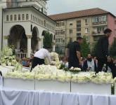 video - foto ultimul drum al lui darius dadoo într-o mare de flori albe. a plâns și cerul la plecarea spre cimitir!