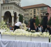 video - foto ultimul drum al lui darius dadoo într-o mare de flori albe. a plâns și cerul la plecarea spre cimitir!