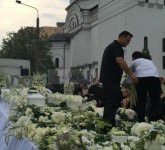 video - foto ultimul drum al lui darius dadoo într-o mare de flori albe. a plâns și cerul la plecarea spre cimitir!