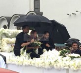 video - foto ultimul drum al lui darius dadoo într-o mare de flori albe. a plâns și cerul la plecarea spre cimitir!