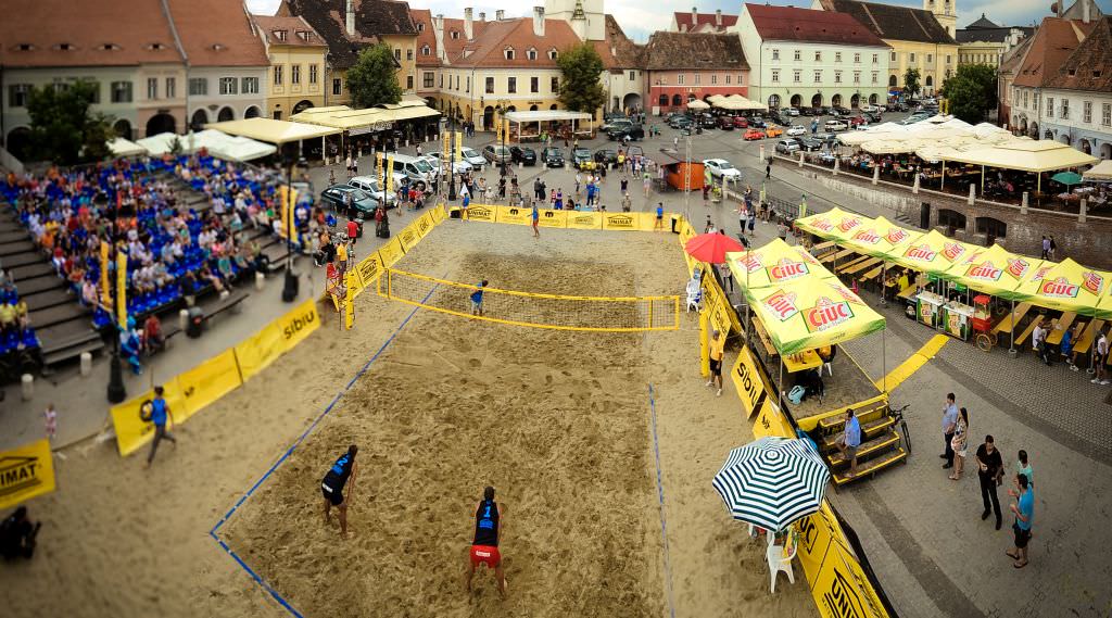 Continuă înscrierile la a treia ediţie a turneului de volei pe plajă Sibiu Sands