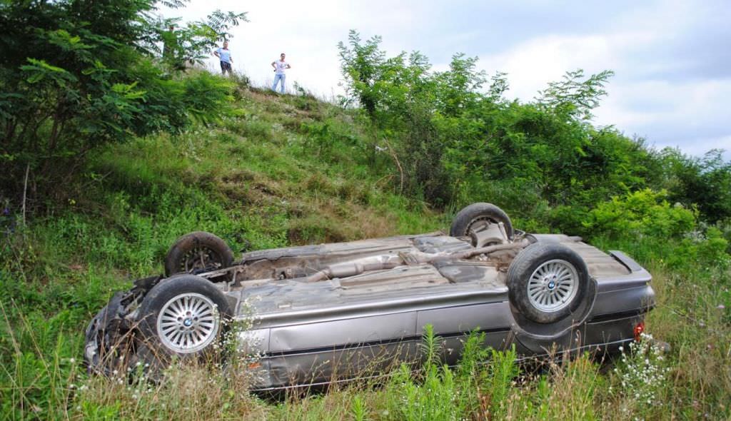 accident pe valea oltului. un bmw cu cinci tineri din vâlcea s-a răsturnat spectaculos!