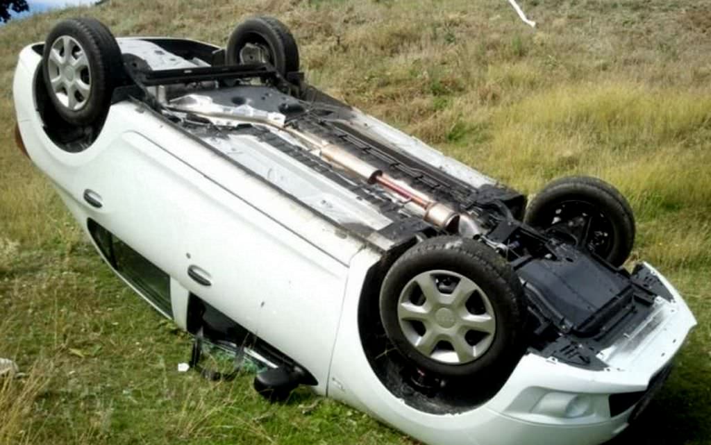 accident spectaculos în dealul dăii pe dj106. mașină răsturnată și doi copii răniți