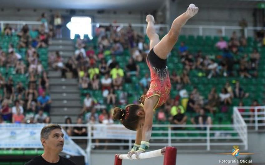 Sibianca ce face senzație în gimnastică în Spania. Tatăl este fost profesor de gimnastică!