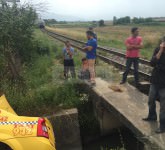 video foto - taxi lovit în plin de tren în sibiu. l-a aruncat într-un şant!