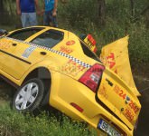 video foto - taxi lovit în plin de tren în sibiu. l-a aruncat într-un şant!