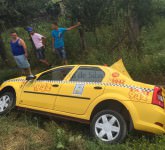 video foto - taxi lovit în plin de tren în sibiu. l-a aruncat într-un şant!