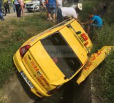 video foto - taxi lovit în plin de tren în sibiu. l-a aruncat într-un şant!