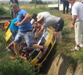 video foto - taxi lovit în plin de tren în sibiu. l-a aruncat într-un şant!