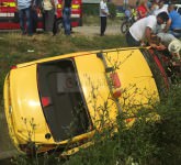 video foto - taxi lovit în plin de tren în sibiu. l-a aruncat într-un şant!