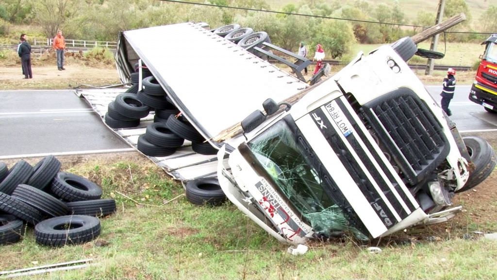 trafic îngreunat pe dn1. un tir s-a răsturnat aproape de fântânița haiducului