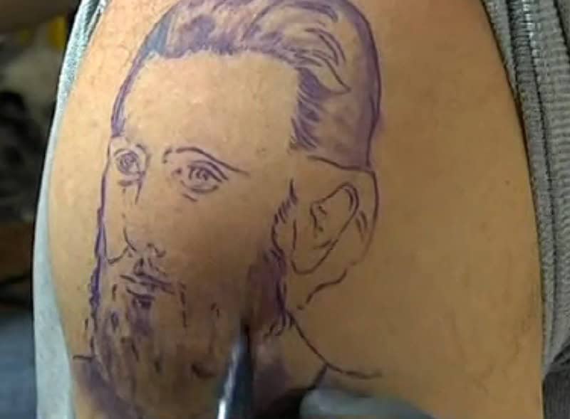 îl cunoști pe medieșeanul care și-a tatuat chipul părintelui arsenie boca pe braț?