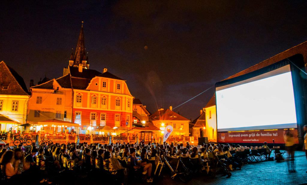 super cinema în aer liber la sibiu. filme de top proiectate în piața mică