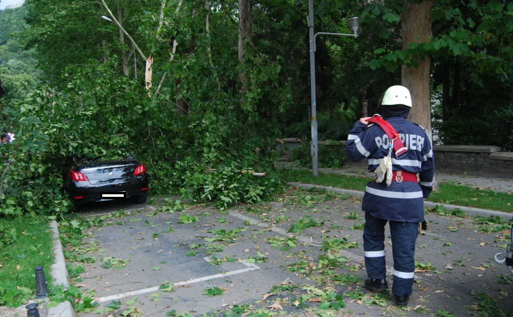 furtuna de miercuri seară a produs pagube la sibiu. două mașini avariate