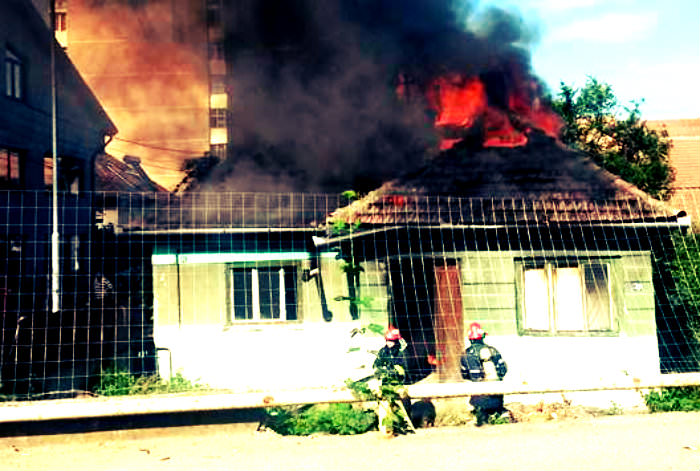 FOTO - Incendiu la o casa pe strada Oncesti. S-a facut scrum!