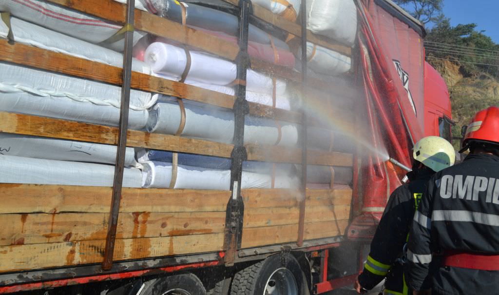 update foto - tir din polonia în flăcări pe valea oltului. au ars zeci de baloți cu haine!