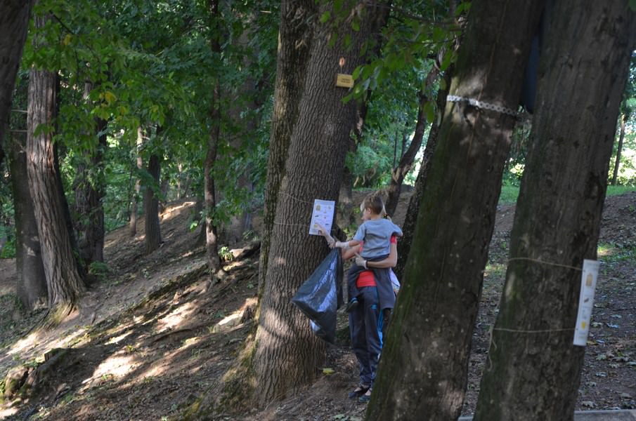 FOTO – Părinții și copiii au strâns din nou zeci de saci cu gunoaie din ”Sub Arini”