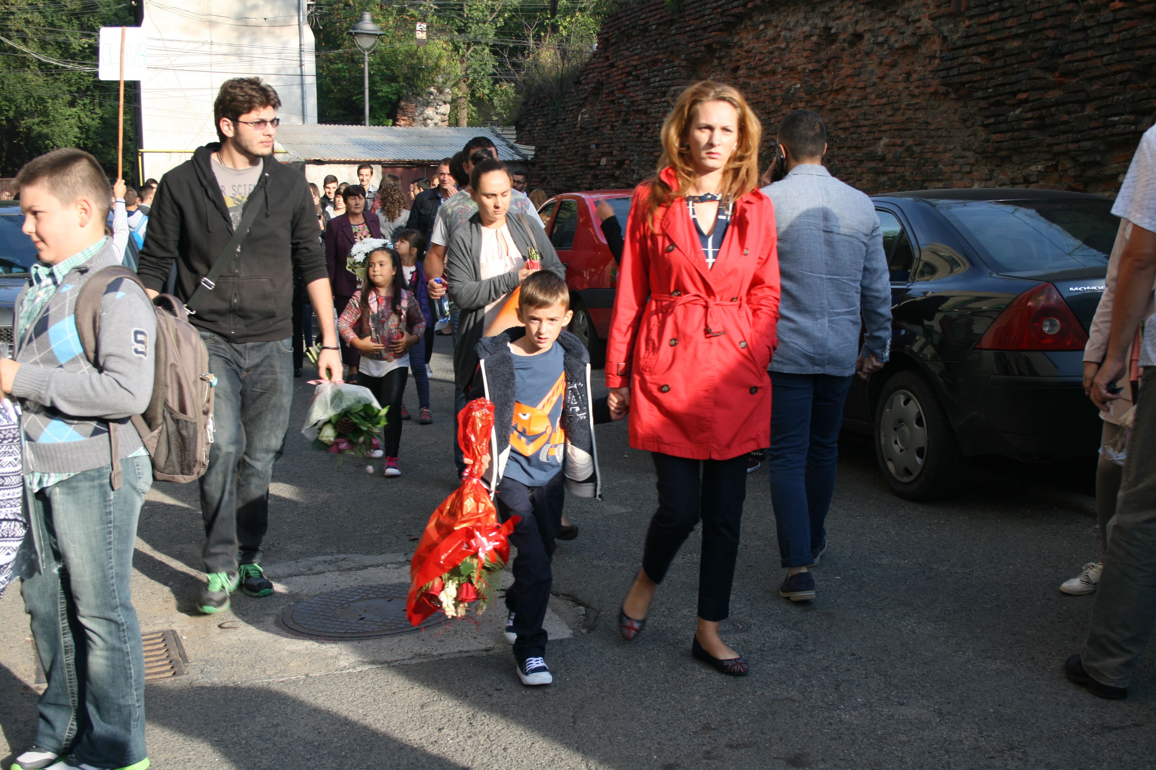 FOTO - Ziua în care toată lumea a fost emoţionată. Cum a început şcoala cu adevărat la Sibiu!