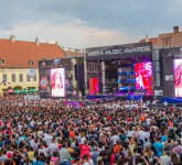 VIDEO FOTO – Carmen Iohannis mai solicitată la fotografii decât vedetele de la MMA. Atmosferă de vis în Piața Mare!