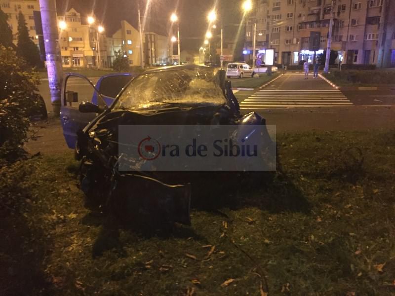 exclusiv video foto – accident groaznic în sibiu. a intrat în stâlp și mașina s-a dezintegrat!