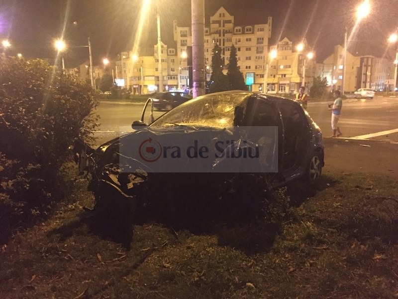 exclusiv video foto – accident groaznic în sibiu. a intrat în stâlp și mașina s-a dezintegrat!