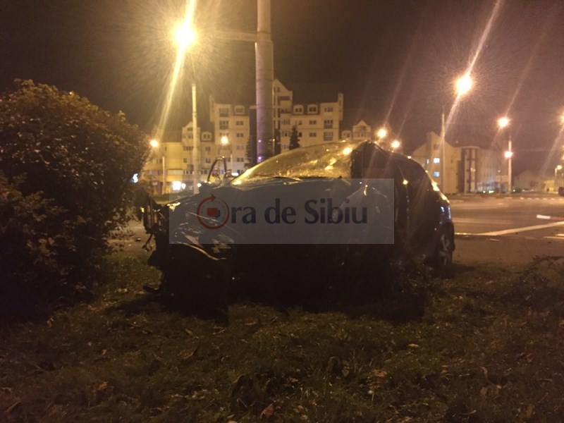 exclusiv video foto – accident groaznic în sibiu. a intrat în stâlp și mașina s-a dezintegrat!