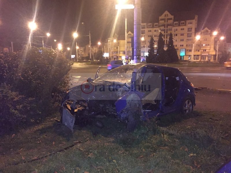 exclusiv video foto – accident groaznic în sibiu. a intrat în stâlp și mașina s-a dezintegrat!