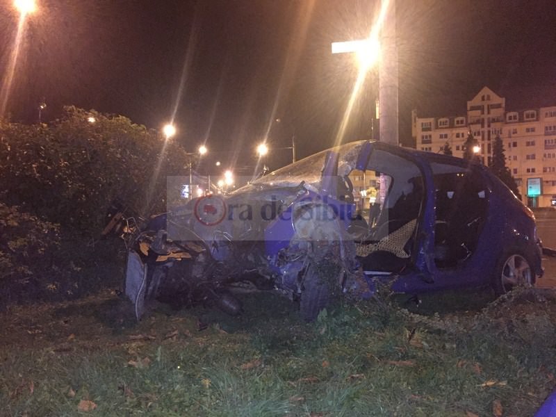 exclusiv video foto – accident groaznic în sibiu. a intrat în stâlp și mașina s-a dezintegrat!