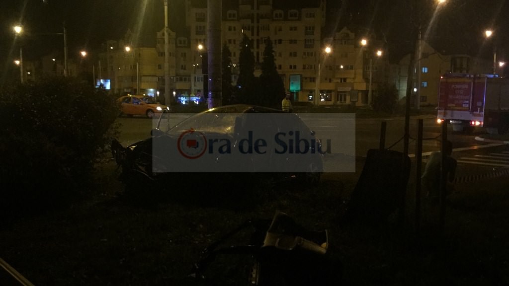 exclusiv video foto – accident groaznic în sibiu. a intrat în stâlp și mașina s-a dezintegrat!