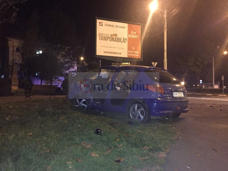 exclusiv video foto – accident groaznic în sibiu. a intrat în stâlp și mașina s-a dezintegrat!