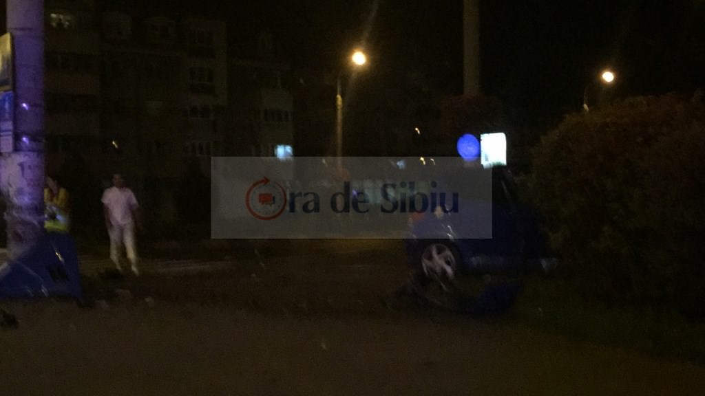 exclusiv video foto – accident groaznic în sibiu. a intrat în stâlp și mașina s-a dezintegrat!