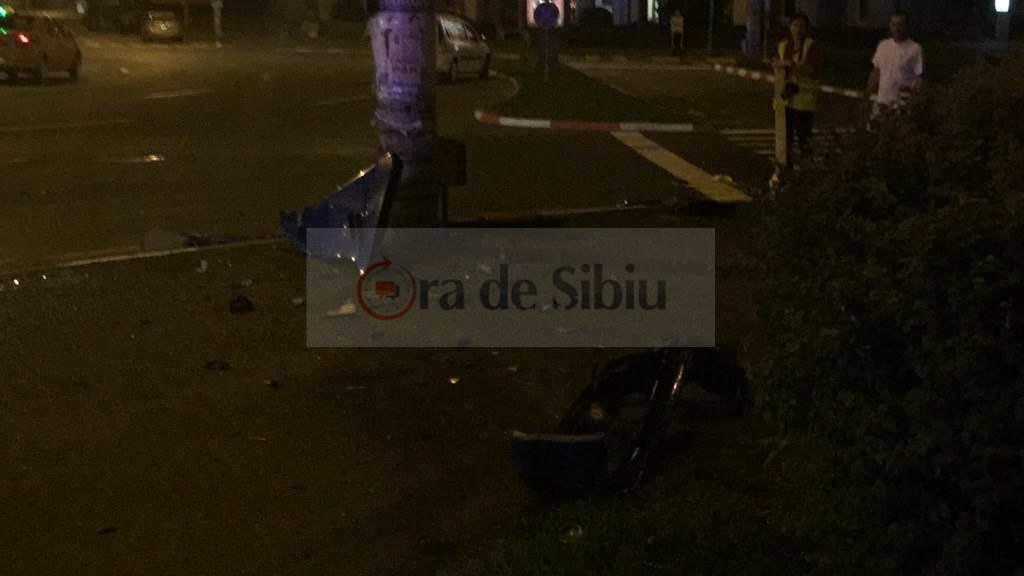 exclusiv video foto – accident groaznic în sibiu. a intrat în stâlp și mașina s-a dezintegrat!