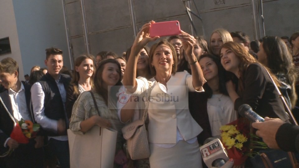 VIDEO FOTO Carmen Iohannis primită cu flori la ”Lazăr”. Și-a făcut selfie cu elevii!