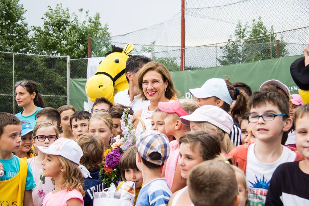 foto – carmen iohannis îmbrățișată de sute de copii. ce spune prima doamnă despre tenis!