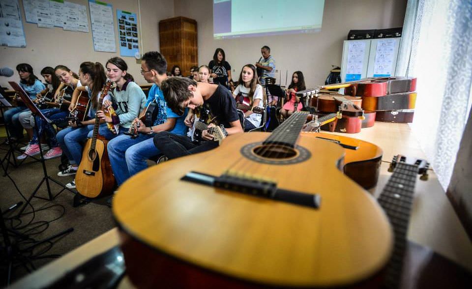 sute de chitariști susțin un concert inedit în piața mică a sibiului